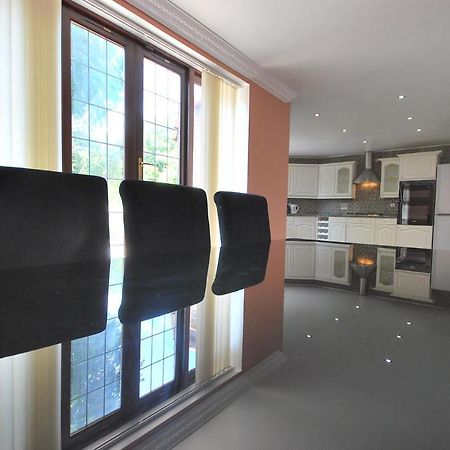 Entire And Exclusive Four Bed Detached Villa Lostock Ngoại thất bức ảnh
