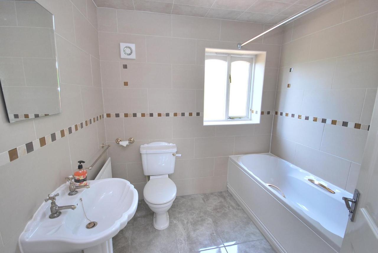 Entire And Exclusive Four Bed Detached Villa Lostock Ngoại thất bức ảnh