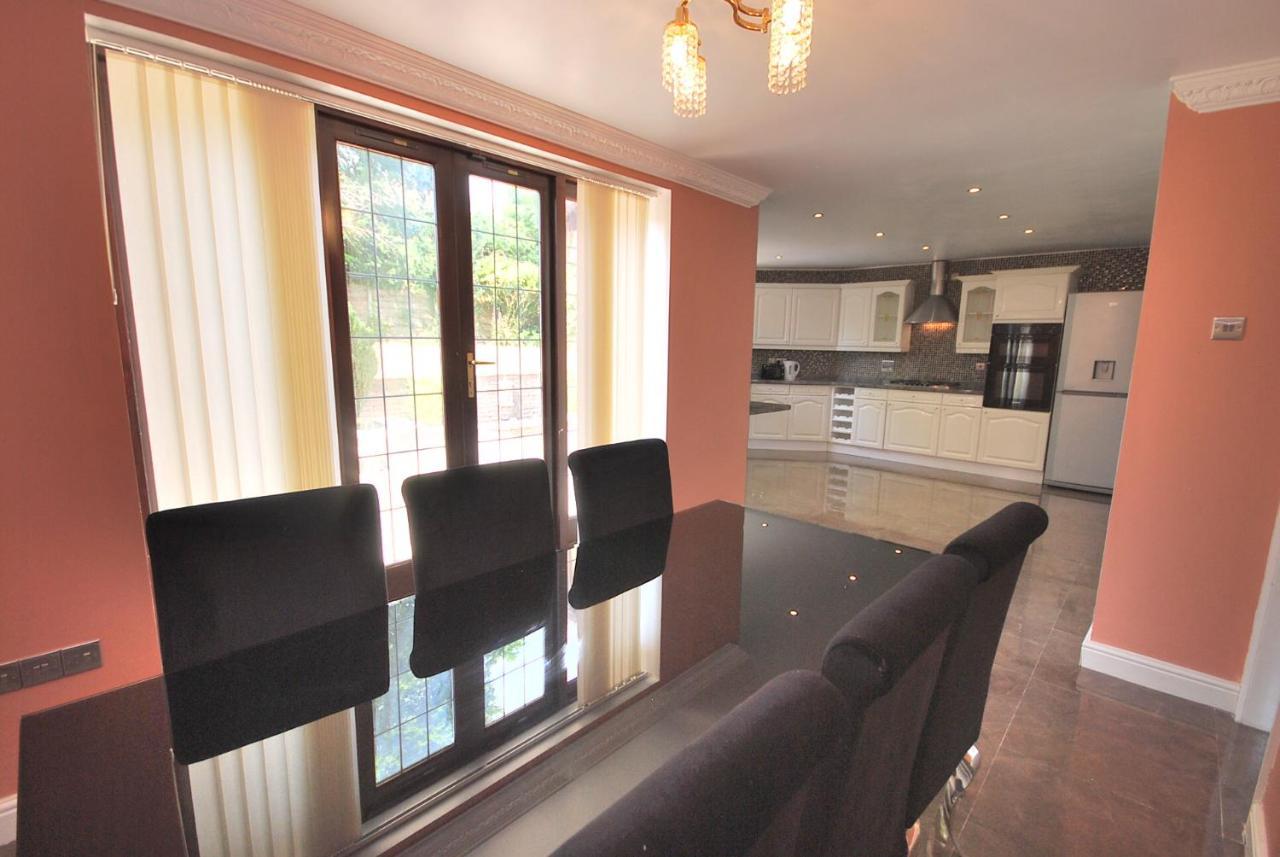 Entire And Exclusive Four Bed Detached Villa Lostock Ngoại thất bức ảnh