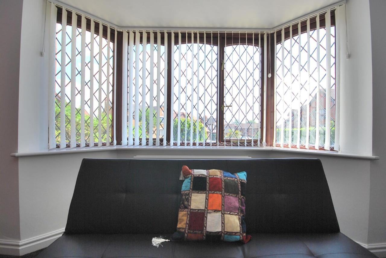 Entire And Exclusive Four Bed Detached Villa Lostock Ngoại thất bức ảnh