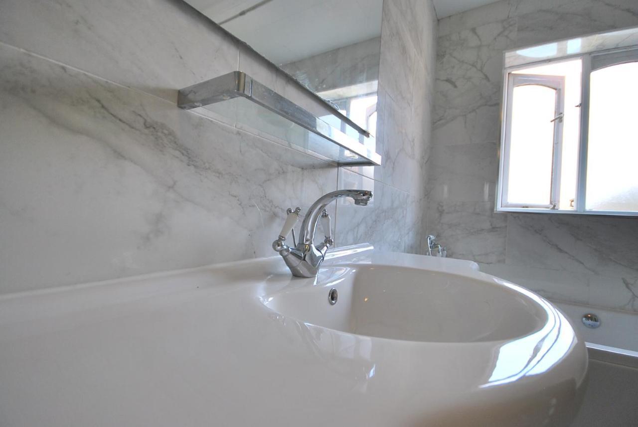 Entire And Exclusive Four Bed Detached Villa Lostock Ngoại thất bức ảnh
