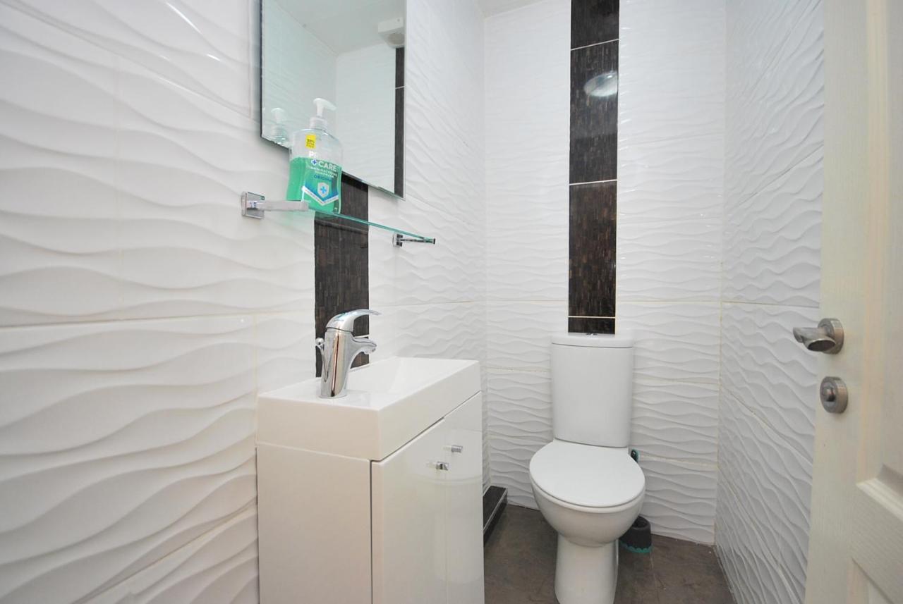 Entire And Exclusive Four Bed Detached Villa Lostock Ngoại thất bức ảnh