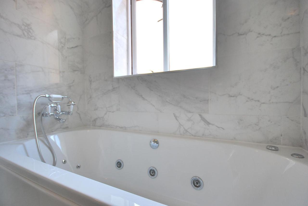 Entire And Exclusive Four Bed Detached Villa Lostock Ngoại thất bức ảnh