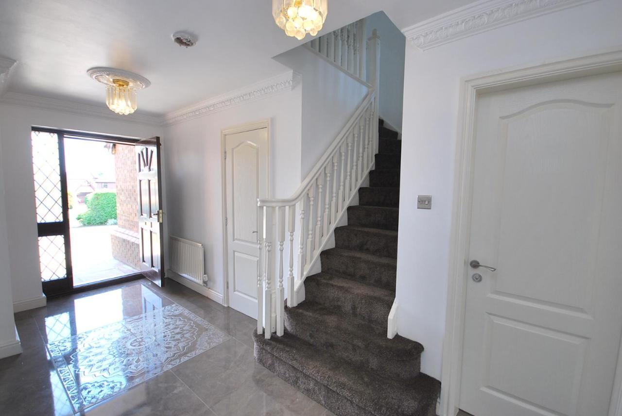Entire And Exclusive Four Bed Detached Villa Lostock Ngoại thất bức ảnh